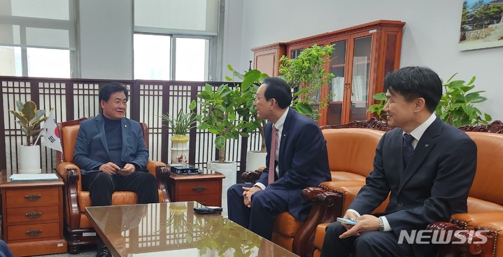 [서울=뉴시스] 노동진 수협 회장 당선인이 소병훈 국회 농해수위원장과 면담하는 모습.