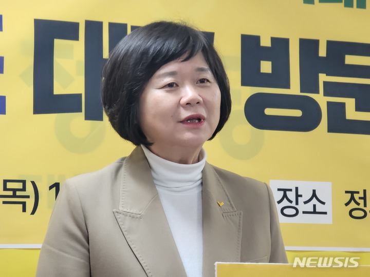 [대구=뉴시스] 이상제 기자 = 이정미 정의당 당대표가 23일 오후 대구 중구 대봉동 정의당 대구시당에서 열린 재창당 전국대장정 대구방문 기자회견에서 인사말을 하고 있다. 2023.03.23. king@newsis.com 
