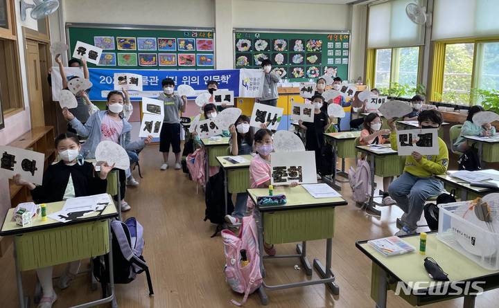 [전주=뉴시스]윤난슬 기자 = 전주대학교는 문화체육관광부가 주최하고 (사)한국박물관협회가 주관하는 '2023년 박물관 길 위의 인문학' 프로그램에 10년 연속 선정됐다고 27일 밝혔다.(사진=전주대 제공) 
