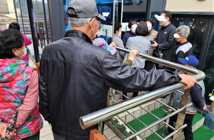대명농원 조합원들이 전 시행사 엘에스제이 본사 입구에서 집행 관계인에게 설명을 듣고 있다. *재판매 및 DB 금지