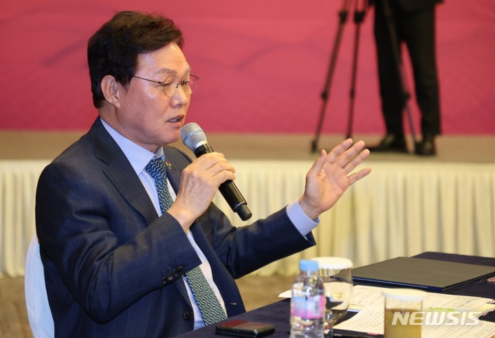 [울산=뉴시스] 홍정명 기자=박완수 경남도지사가 23일 오후 울산 롯데호텔에서 열린 '제17회 영호남 시·도지사 협력회의'에 참석해 발언하고 있다.(사진=경남도 제공) 2023.03.23. photo@newsis.com