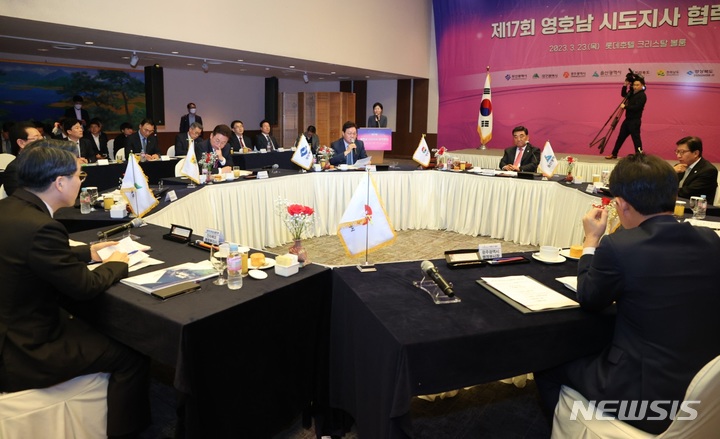 [울산=뉴시스] 홍정명 기자=박완수 경남도지사가 23일 오후 울산 롯데호텔에서 열린 '제17회 영호남 시·도지사 협력회의'에 참석해 발언하고 있다.(사진=경남도 제공) 2023.03.23. photo@newsis.com