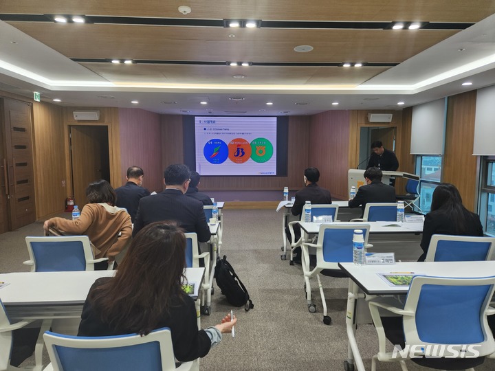 [전주=뉴시스]윤난슬 기자 = 전북농협은 전주와 익산, 군산에서 도시 어린이에게 농업·농촌과 우리 먹거리의 소중한 가치 일깨워 주기 위한 '스쿨팜' 사업을 11년째 추진하고 있다고 23일 밝혔다. 사진은 사업 설명회 모습.(사진=전북농협 제공)