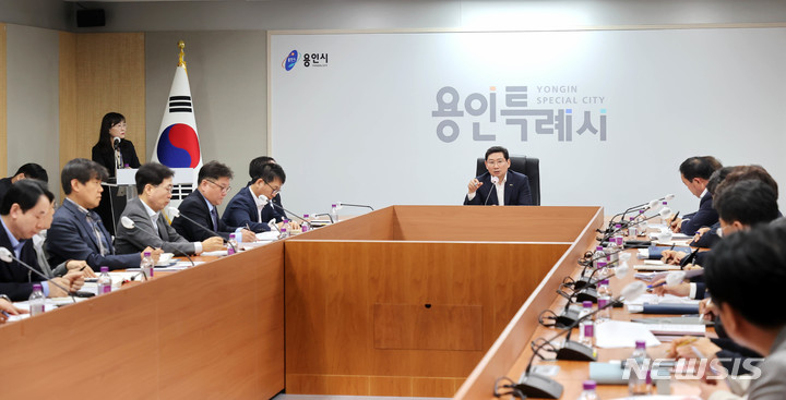 [용인=뉴시스] 이상일 용인시장이 23일 영상회의실에서 국가산업단지 선정관련 후속대책 회의를 주재하고있다 