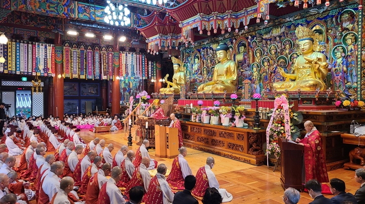 23일 충북 단양군 구인사 설법보전에서 천태종 20대 총무원장 덕수 스님 취임 법회가 열리고 있다. 덕수 스님은 취임 일성으로 "부처님 법을 잘 믿고 실천하며, 화합과 수행으로 우리의 목표인 성불을 향해 나아가자”고 천명했다. (사진=천태종 제공) 2023.3.23. photo@newsis.com *재판매 및 DB 금지