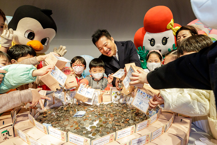 [서울=뉴시스]강서구 사랑의 저금통 모으기.(사진=강서구 제공) *재판매 및 DB 금지