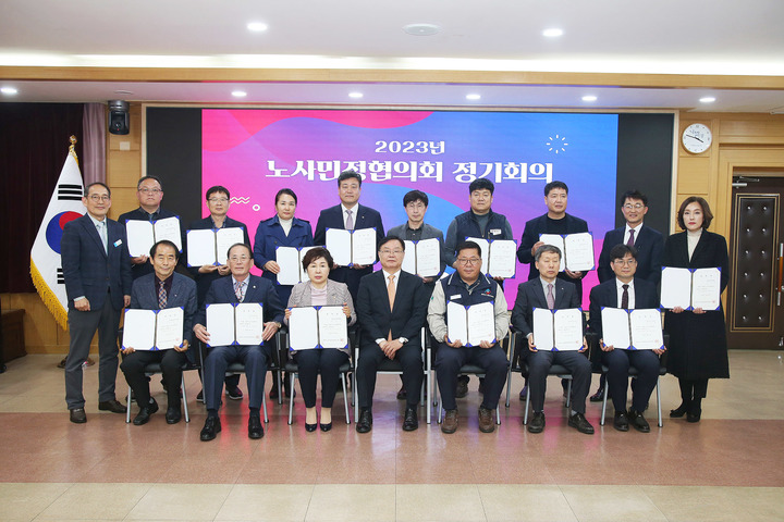 [창원=뉴시스] 강경국 기자 = 홍남표 경남 창원특례시장이 23일 오후 시청 제3회의실에서 열린 창원시 노사민정협의회 정기회의에 참석하고 있다. (사진=창원시청 제공). 2023.03.23. photo@newsis.com *재판매 및 DB 금지