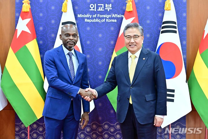 [서울=뉴시스]박진 외교부 장관은 23일 로베르 뒤세이 토고 외교장관과 회담을 진행했다. (사진=외교부 제공) 2023.03.23. photo@newsis.com