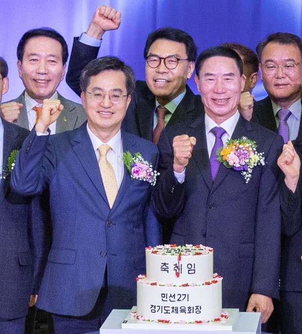 김동연 경기도지사, 이원성 경기도체육회장이 23일 오후 경기대학교 텔레컨벤션센터에서 열린 민선2기 경기도체육회장 취임식에서 기념촬영을 하고 있다. *재판매 및 DB 금지