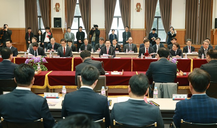 [대전=뉴시스] 조명휘 기자 = 대전시와 국민의힘 대전시당이 23일 중구 선화동 옛 충남도청 대회의실에서 당정협의회를 열고 있다. (사진= 대전시 제공) 2023.03.23. photo@newsis.com *재판매 및 DB 금지