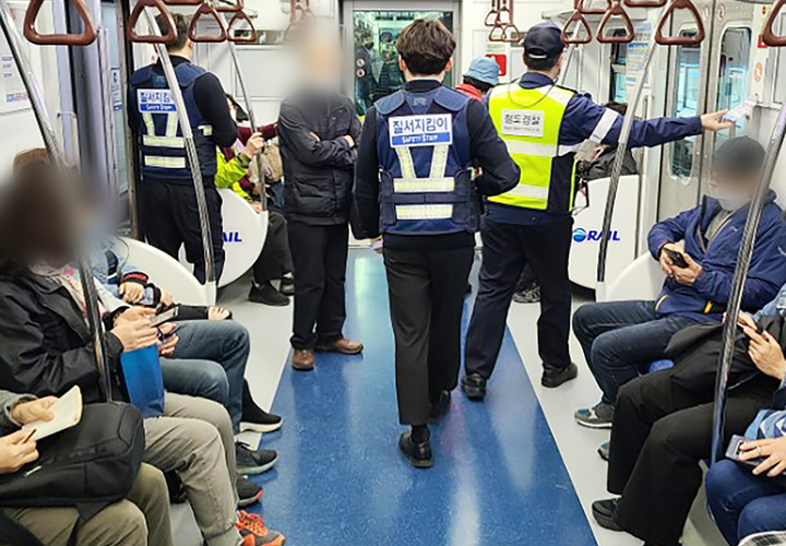 [서울=뉴시스] 코레일은 국토교통부 철도특별사법경찰대, 광역철도 질서지킴이와 함께 오는 27일부터 내달 9일까지 수도권전철 질서지키기 특별단속을 실시한다고 23일 밝혔다. 사진은 전철 특별단속 모습. (사진=코레일 제공) 2023.03.23.photo@newsis.com *재판매 및 DB 금지