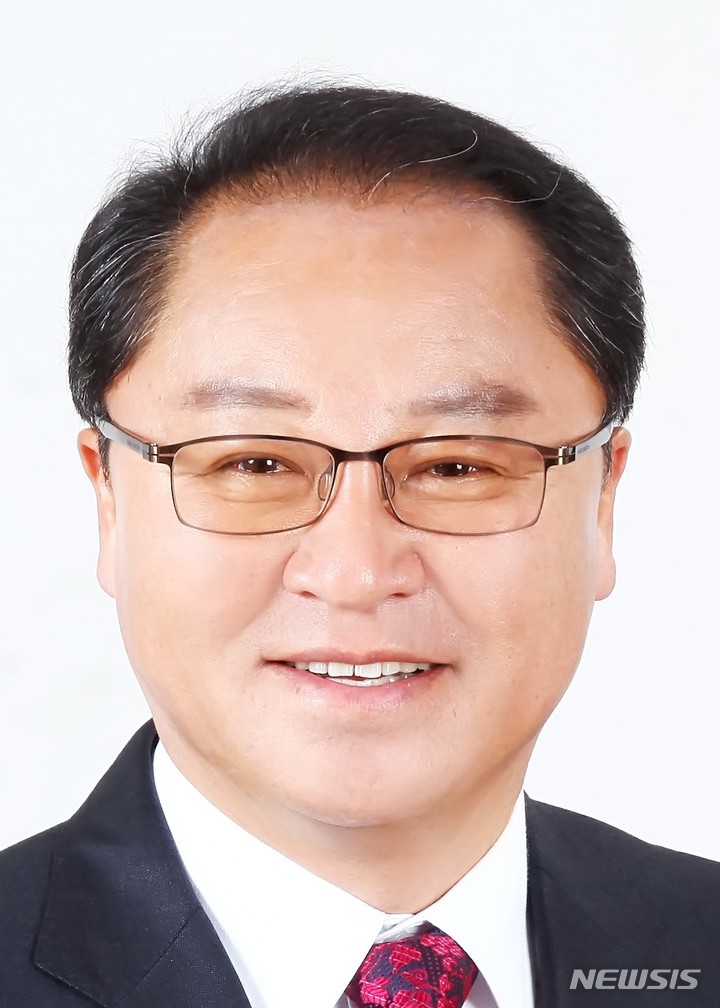 [창원=뉴시스] 경남도의회 경남조례연구회 회장인 박춘덕 도의원.
