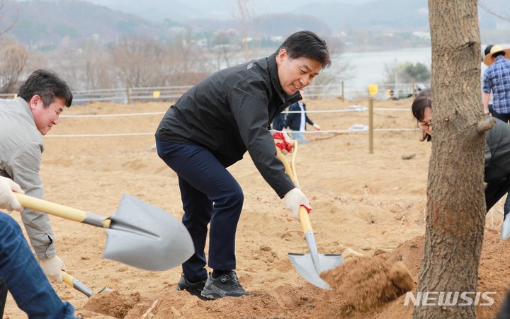 23일 진행된 나무심기 행사. (사진= 한강유역환경청 제공)