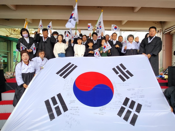 [창원=뉴시스] 강경국 기자 = 3·23 창원읍민 독립만세운동 재현행사가 23일 오후 경남 창원시 의창구 의창동 북동시장 사거리에서 개최되고 있다. (사진=창원시청 제공). 2023.03.23. photo@newsis.com *재판매 및 DB 금지