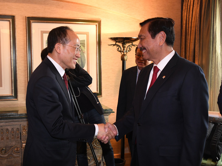 [서울=뉴시스] 추경호 경제부총리 겸 기획재정부 장관이 인도네시아 정부 루훗 빈사르 판자이탄 해양투자조정장관과 악수를 하고 있다. (사진 = 기획재정부 제공) 2023.03.23. *재판매 및 DB 금지