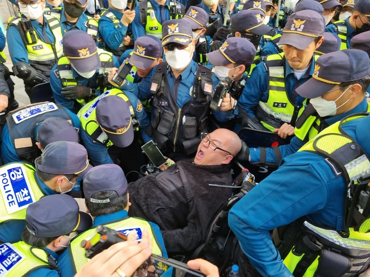 [서울=뉴시스] 전재훈 기자 = 경찰은 23일 오후 전장연 관계자들이 당초 집회 신고한 차로 범위를 넘어서자 강제 이동 조치에 나섰다. 2023.03.23. kez@newsis.com *재판매 및 DB 금지