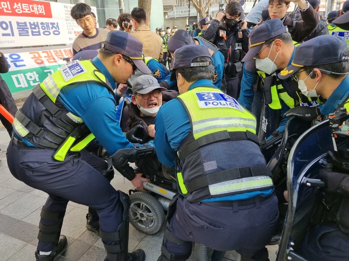 [서울=뉴시스] 전재훈 기자 = 경찰은 23일 오후 전장연 관계자들이 당초 집회 신고한 차로 범위를 넘어서자 강제 이동 조치에 나섰다. 2023.03.23. kez@newsis.com *재판매 및 DB 금지