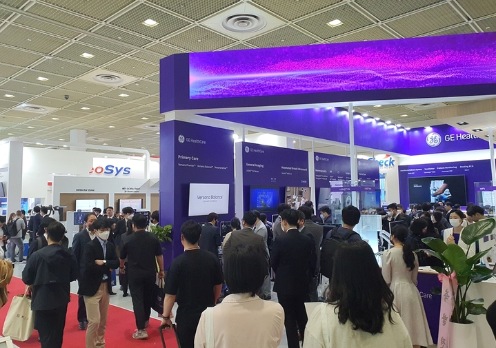 [서울=뉴시스] 송종호 기자 =국내 최대 의료기기·병원설비 전시회 키메스(KIMES)가 23일 나흘 일정으로 서울 코엑스에서 개막했다. 2023.03.23. song@newsis.com *재판매 및 DB 금지