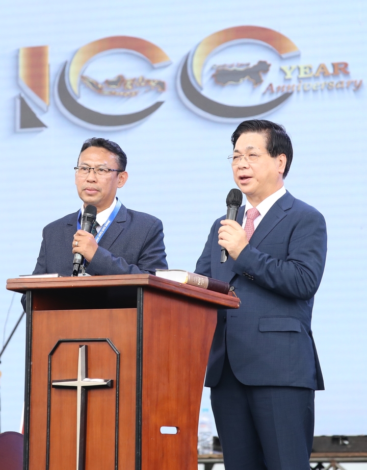 [서울=뉴시스] 22일 인도네시아 중부 자바섬 마겔랑 소에브로토 스타디움에서 열린 '인도네시아 오순절 교회 100주년 기념성회'에 참석한 이영훈 여의도순복음교회 목사(오른쪽) (사진=여의도순복음교회 제공) 2023.03.23. photo@newsis.com *재판매 및 DB 금지