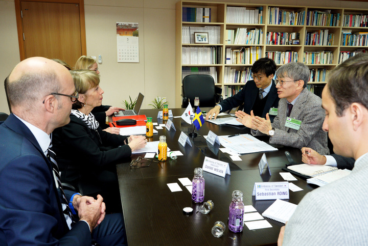 [서울=뉴시스] 전재훈 기자 = 2기 진실·화해를 위한 과거사 정리위원회(진실화해위)가 방한 중인 스웨덴 보건사회부 관계자들과 '해외 입양 과정 인권침해' 사건 해결을 위한 협력방안을 23일 논의했다. 2023.03.23. kez@newsis.com *재판매 및 DB 금지