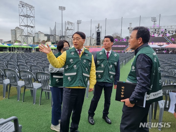 [창원=뉴시스]홍정명 기자=경남도 최만림(가운데) 행정부지사가 '진해군항제' 전야제를 하루 앞둔 23일 행사장을 찾아 창원시 등과 합동 안전점검 활동을 하고 있다.(사진=경남도 제공)2023.03.23. photo@newsis.com