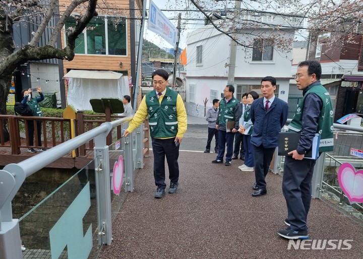 [창원=뉴시스]홍정명 기자=경남도 최만림(가운데) 행정부지사가 '진해군항제' 전야제를 하루 앞둔 23일 벚꽃 거리를 찾아 창원시 등과 합동 안전점검 활동을 하고 있다.(사진=경남도 제공)2023.03.23. photo@newsis.com