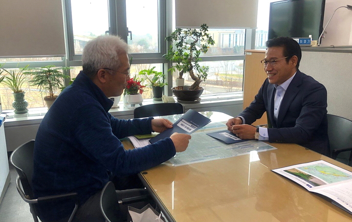 최경식 남원시장(오른쪽)이 2024년 정부예산 확보를 위해 23일 농림축산식품부를 방문, 관계자를 만나 남원시의 현안사업 예산 반영을 건의하고 있다. *재판매 및 DB 금지