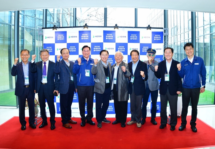 [울산=뉴시스]23일 현대중공업 울산 본사에서 '중우회 홈커밍데이(Home-coming Day)' 행사가 개최된 가운데 한영석 부회장과 그룹사 퇴직 임직원들이 기념촬영을 하고 있다. (사진=현대중공업 제공) 2023.03.23. photo@newsis.com *재판매 및 DB 금지