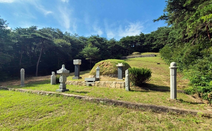 전라북도기념물 제160호로 승격·지정된 정읍시 칠보면 무성리 소재 '불우헌 정극인 묘'. *재판매 및 DB 금지