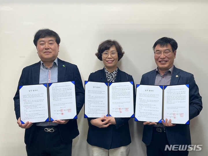 [광주=뉴시스] 김혜인 기자 = 광주 남구 진월동 지역사회보장협의체는 지난 22일 진월동 행정복지센터·(주)대교 솔루니 광주지점과 저소득층 독서·논술 교육 지원 업무협약을 맺었다. 왼쪽부터 오승수 지역사회보장협의체 위원장, 조자원 대교솔루니 광주지점장, 김용일 진월동행정복지센터장.(사진=진월동 지역사회보장협의체 제공) photo@newsis.com