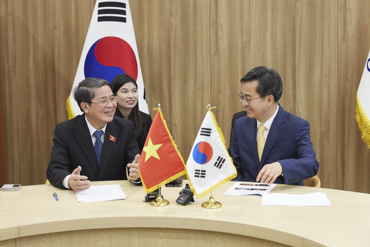 김동연 경기도지사가 23일 오후 경기도청 집무실에서 응우옌 득 하이 베트남 국회부의장을 만나 면담하고 있다. (사진=경기도 제공) *재판매 및 DB 금지