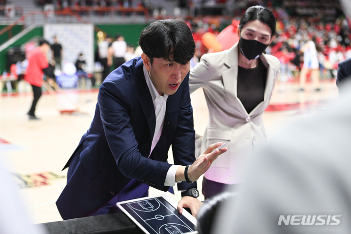 [서울=뉴시스]여자프로농구 우리은행 위성우 감독 (사진 = WKBL 제공)