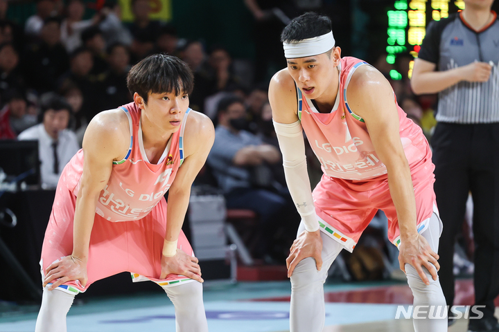 [서울=뉴시스]프로농구 LG 이재도(왼쪽)와 이관희. (사진=KBL 제공)