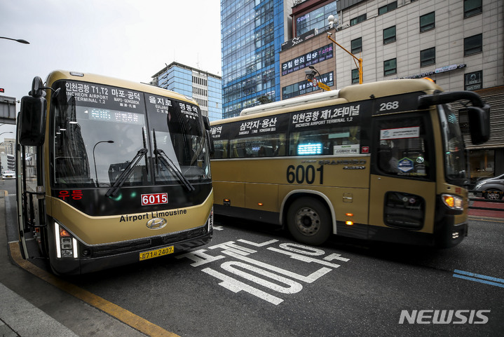 [서울=뉴시스] 정병혁 기자 = 올 3월23일 서울 중구 명동역 앞을 지나는 공항버스의 모습. 2023.07.11. jhope@newsis.com
