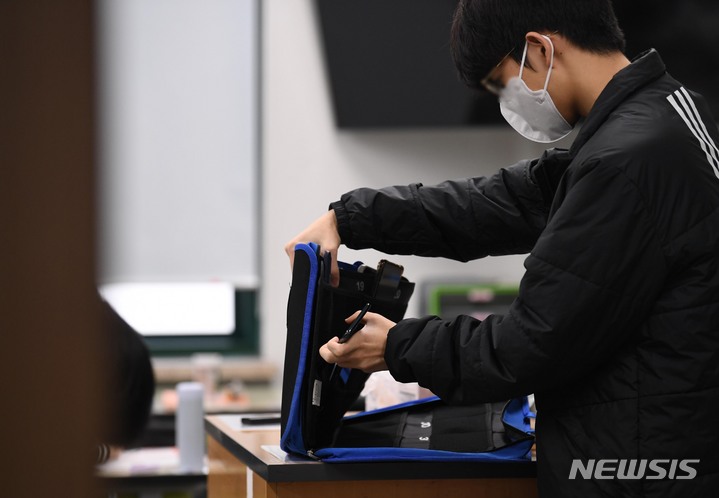 [서울=뉴시스] 지난 2023년 3월 23일 오전 서울 한 학교에서 학생들이 시험에 앞서 휴대전화를 제출하고 있는 모습. 2023.03.23. photo@newsis.com