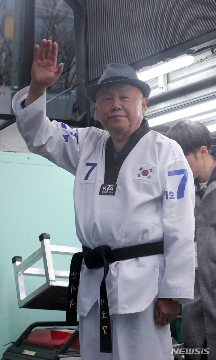 [전주=뉴시스] 김얼 기자 = 4·5 재보궐선거 공식 선거운동 첫날인 23일 전북 전주시 완산구 kt사거리 인근에서 전주을 국회의원 재선거에 출마한 무소속 안해욱 후보가 유세차량에 올라 시민들에게 인사하고 있다. 2023.03.23. pmkeul@nwsis.com