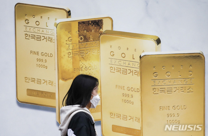[서울=뉴시스] 정병혁 기자 = 23일 서울 종로구 한국금거래소 종로본점 앞에서 한 시민이 걷고 있다. 미국 실리콘밸리은행(SVB) 파산 여파로 글로벌 금융 시장이 흔들리면서 안전 자산 선호 현상에 국제 금값이 급등하고 있다. 국제 금 선물 가격은 지난 20일 온스당 2000달러(약 260만원)를 돌파했다. 금값은 지난해 3월 러시아의 우크라이나 침공 이후 처음으로 2000달러를 넘어섰다. 2023.03.23. jhope@newsis.com