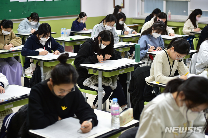 [대구=뉴시스] 이무열 기자 = 2023학년도 첫 전국연합학력평가가 실시된 23일 오전 대구 수성구 대구여자고등학교에서 고3 학생들이 시험을 보고 있다. 2023.03.23. lmy@newsis.com