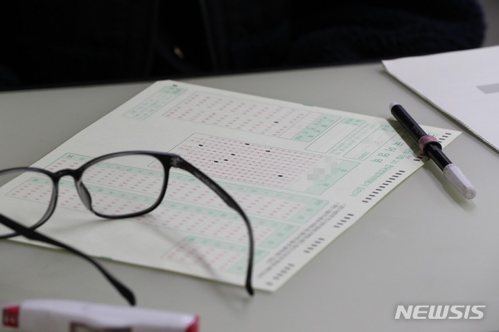 [서울=뉴시스] 사진공동취재단 = 2023학년도 3월 고3 전국연합학력평가가 실시된 23일 오전 서울 송파구 잠신고등학교에서 고3 학생들이 답안지를 작성하고 있다. 2023.03.23. photo@newsis.com