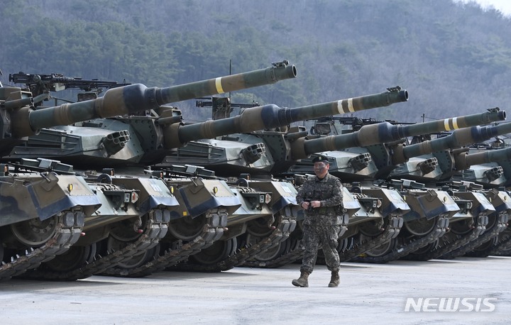 [포천=뉴시스] 사진공동취재단 = 22일 경기 포천 로드리게스 훈련장에서 가진 '한미 연합 제병합동사격 훈련'에 참가한 육군수도기계화보병사단 K1A2 전차가 발진 준비를 하고 있다. 2023.03.23. photo@newsis.com