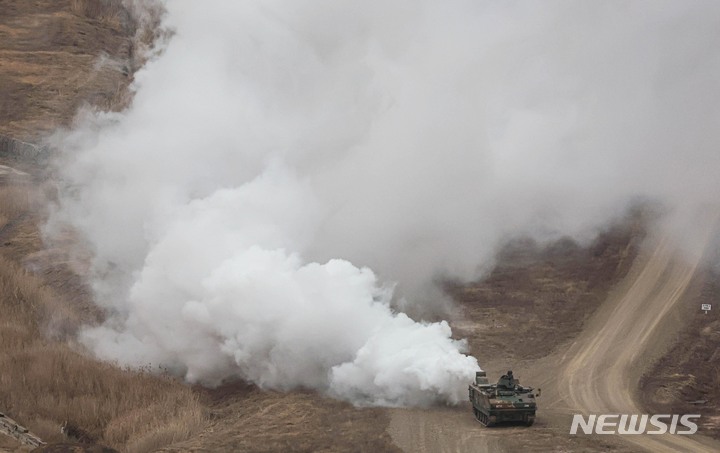 [포천=뉴시스] 사진공동취재단 = 22일 경기도 포천시 로드리게스 훈련장에서 열린 한미 연합 제병협동사격 훈련에서 육군 수도기계화보병사단 소속 K200 장갑차가 연막을 뿌리고 있다. 2023.03.23. photo@newsis.com