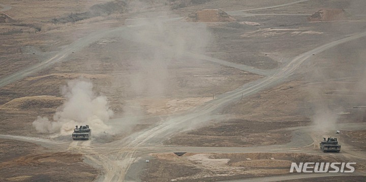 [포천=뉴시스] 사진공동취재단 = 22일 경기도 포천시 로드리게스 훈련장에서 열린 한미 연합 제병협동사격 훈련에서 육군 수도기계화보병사단 소속 K1A2 전차가 표적을 향해 사격하고 있다. 2023.03.23. photo@newsis.com