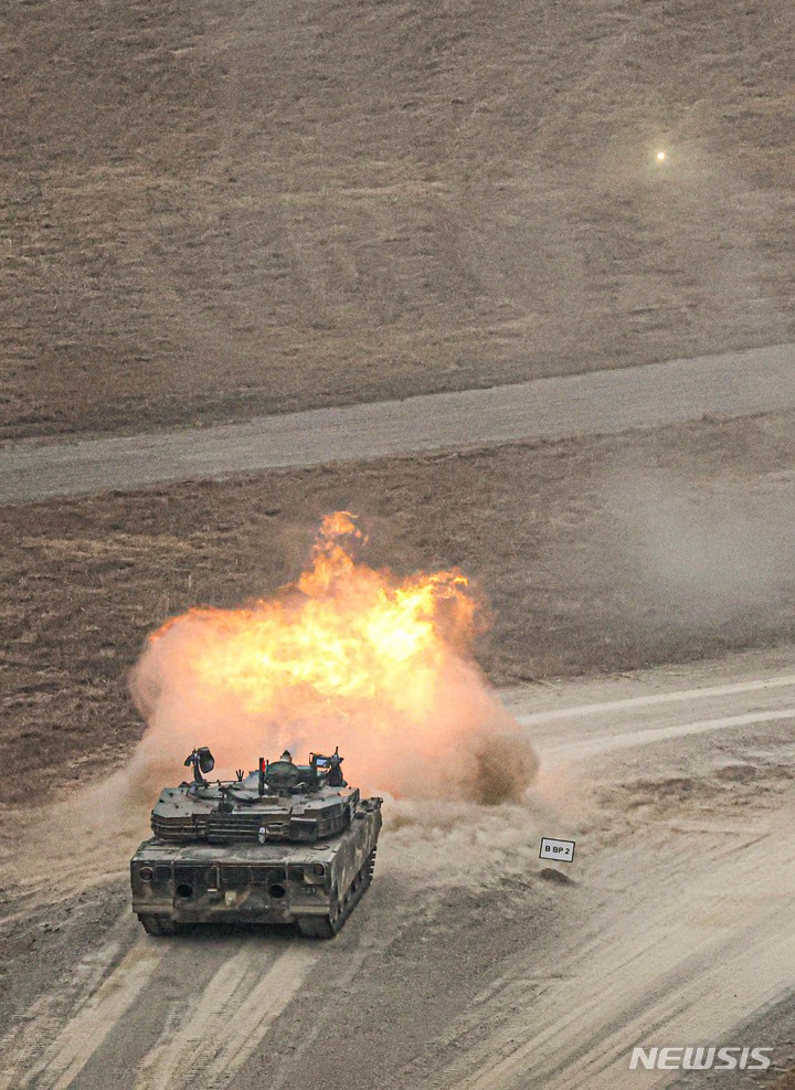 [포천=뉴시스] 사진공동취재단 = 22일 경기도 포천시 로드리게스 훈련장에서 열린 한미 연합 제병협동사격 훈련에서 육군 수도기계화보병사단 소속 K1A2 전차가 표적을 향해 사격하고 있다. 2023.03.23. photo@newsis.com