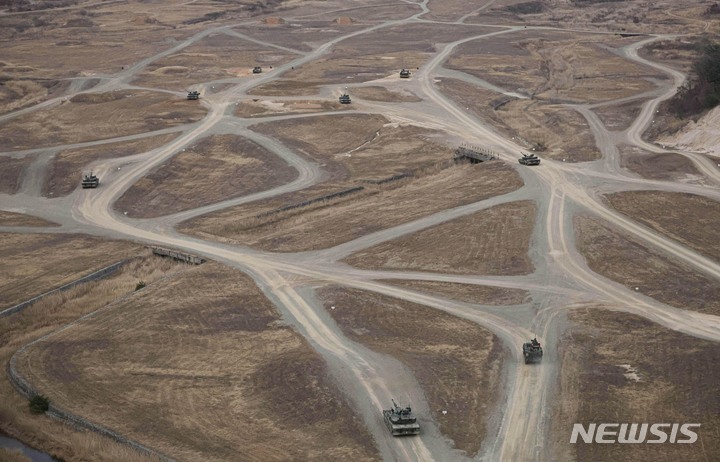 [포천=뉴시스] 사진공동취재단 = 22일 경기도 포천시 로드리게스 훈련장에서 열린 한미 연합 제병협동사격 훈련에서 K1A2 전차를 비롯한 육군 수도기계화보병사단 기갑 차량들과 미2사단 예하 스트라이커 여단 소속 장갑차들이 기동 훈련을 하고 있다. 2023.03.23. photo@newsis.com