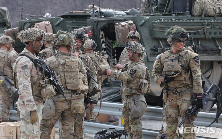 [포천=뉴시스] 사진공동취재단 = 22일 경기도 포천시 로드리게스 훈련장에서 열린 한미 연합 제병협동사격 훈련에서 장병들이 훈련 준비를 하고 있다. 2023.03.23. photo@newsis.com