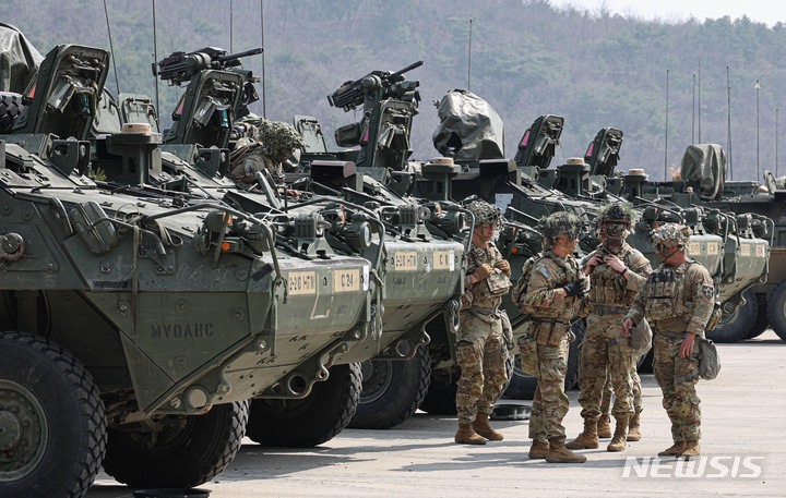 [포천=뉴시스] 사진공동취재단 = 22일 경기도 포천시 로드리게스 훈련장에서 열린 한미 연합 제병협동사격 훈련에서 미2사단 스트라이커 여단 장병들이 훈련 준비를 하고 있다. 2023.03.23. photo@newsis.com