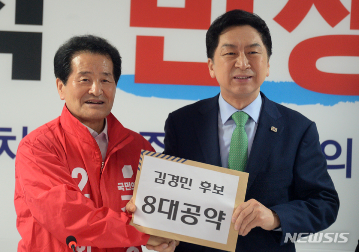 [전주=뉴시스] 김얼 기자 = 국민의힘 전북 현장 최고위원회가 열린 23일 전북 전주시 완산구 김경민 전주을 국회의원 후보 선거사무실에서 김경민 후보가 김기현 당대표에게 공약집을 전달하고 있다. 2023.03.23. pmkeul@nwsis.com