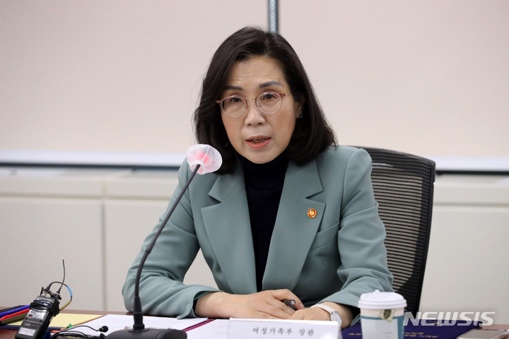 [서울=뉴시스] 배훈식 기자 = 김현숙 여성가족부 장관이 지난 23일 오전 서울 종로구 정부서울청사에서 열린 고위기 청소년 마음건강을 위한 관계기관 업무협약식에 참석해 인사말을 하고 있다. 2023.03.23. dahora83@newsis.com