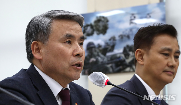 [서울=뉴시스] 전진환 기자 = 이종섭 국방부장관이 23일 오전 서울 여의도 국회에서 열린 국방위원회 전체회의에서 의원 질의에 답하고 있다. 2023.03.23. amin2@newsis.com