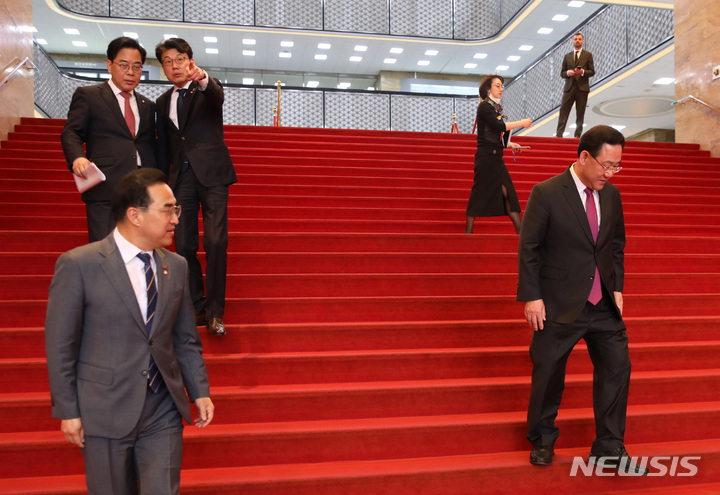 [서울=뉴시스] 전진환 기자 = 주호영 국민의힘 원내대표와 박홍근 더불어민주당 원내대표가 지난 23일 오전 서울 여의도 국회 의장실에서 비공개 회동을 마치고 나와 이동하고 있다.  2023.03.23. amin2@newsis.com